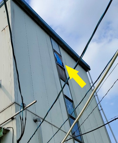 高所にある窓が割れている　工場　補修前